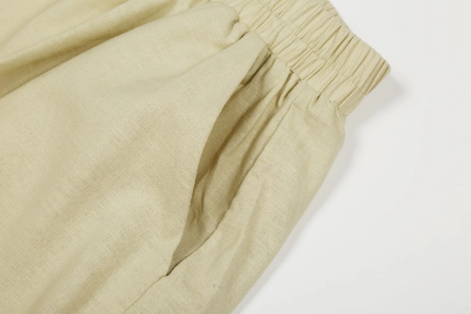 P210 White background picture [High-end quality] Style number: 25052# Color: Navy blue/off-white/light khaki/ice blue/dark khaki Size: S to XL - Ralph Lauren/Ralph Lauren 25SS Summer hot item high-quality lazy old money style linen couple style five-point shorts - originality restoration 105% cotton blended bamboo linen on the face Super soft nylon elastic in the same color ✅ - 100% restored workmanship Short five-point version, double-layered inside and outside to prevent exposure, double stitching to cover the independent waistband ✅ - Professional washing before the car, the texture of the fabric is tight and soft ✅ - RL/Ralph Lauren linen shorts are simply a summer savior. The linen material allows every pore to breathe freely, say goodbye to sticky heat. Walking on the road, the wind blows, and the heat all over the body is instantly smoothed away. The bamboo texture is natural and unique, simple and pure texture, full of laziness and old money style.